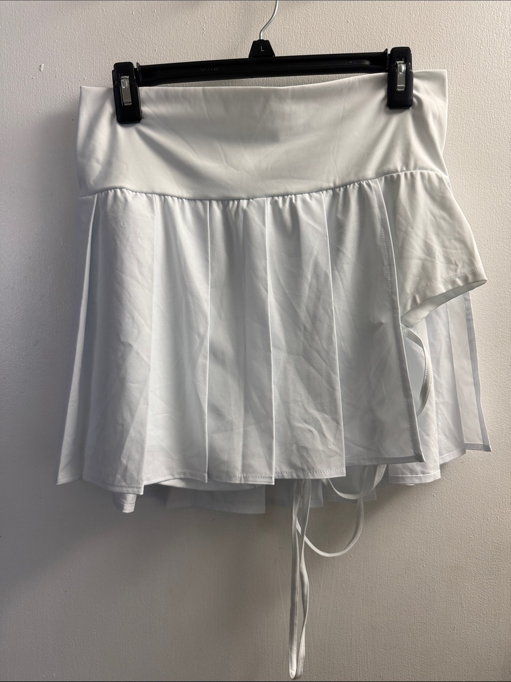 HALARA White Pleated Skort
